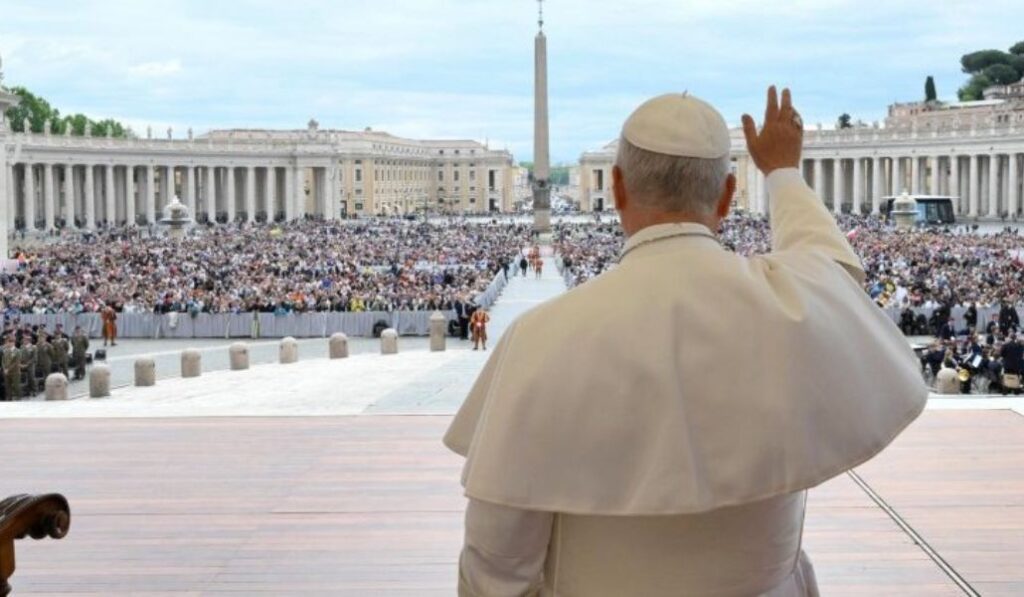 El Papa saluda a los peregrinos en la plaza de San Pedro.
