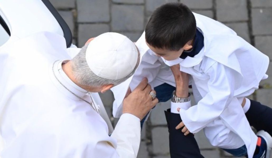 León XIV bendice a un niño en su audiencia general en Plaza de San Pedro.