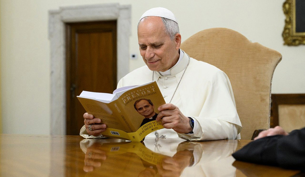 León XIV lee el libro con sus intervenciones como prior general.
