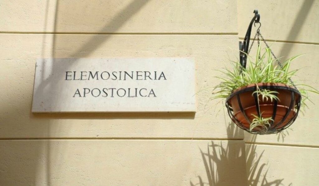 Fachada exterior de la limosnería apostólica.