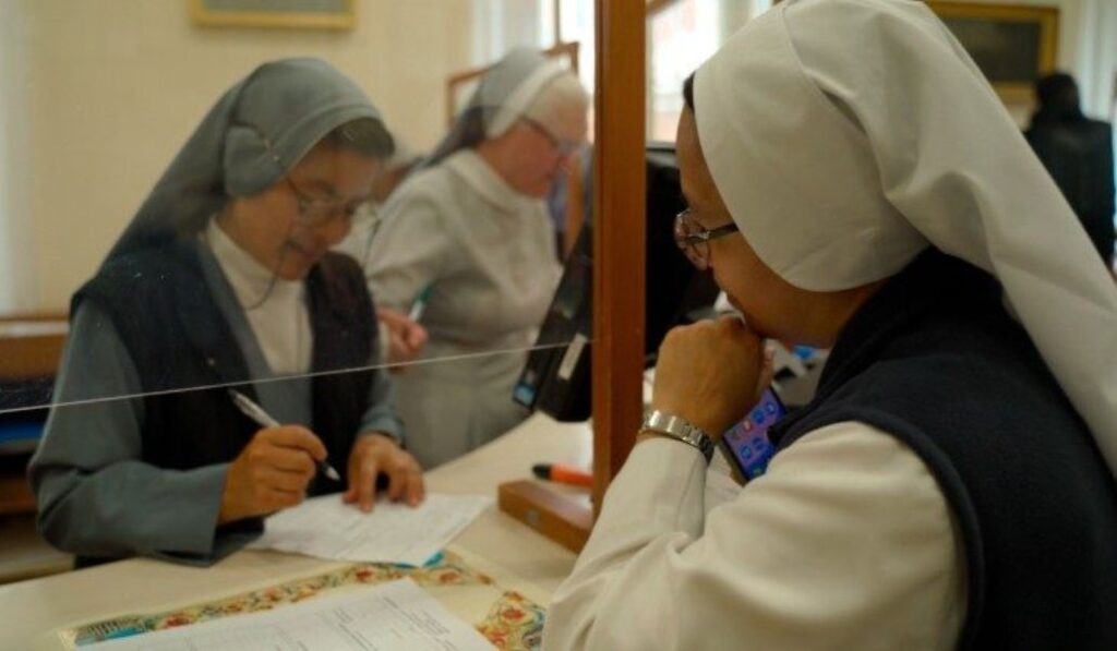 Religiosas trabajando en la limonsnería apostólica.