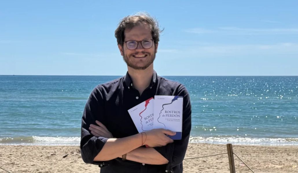 P. J. Armengou con ejemplares en castellano y catalán de 'Rostros de perdón'.