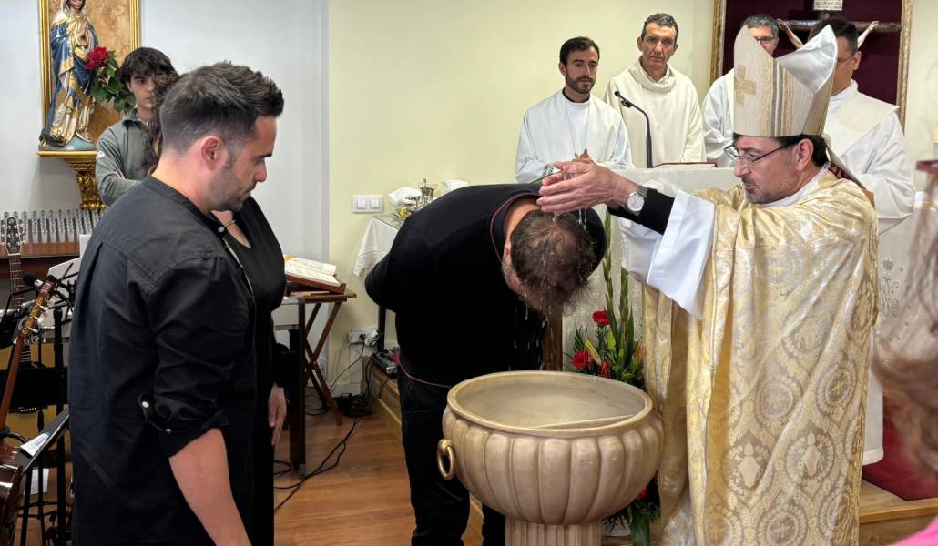 José Cobo ha bautizado a un adulto y confirmado a otros diez en San Pablo VI de Tres Cantos.