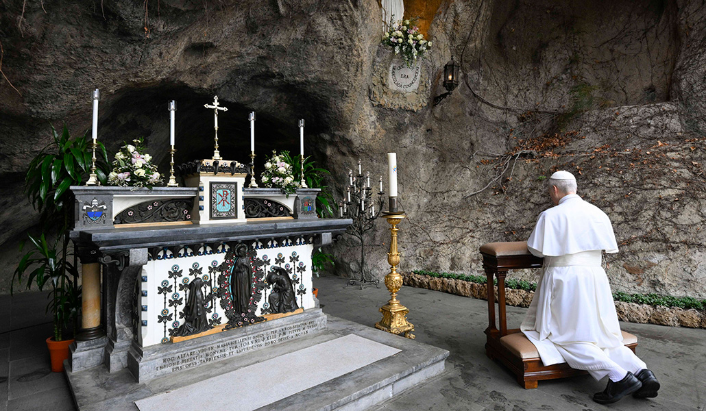 León XIV reza en la Gruta de Lourdes de los Jardines Vaticanos el pasado 11 de febrero.