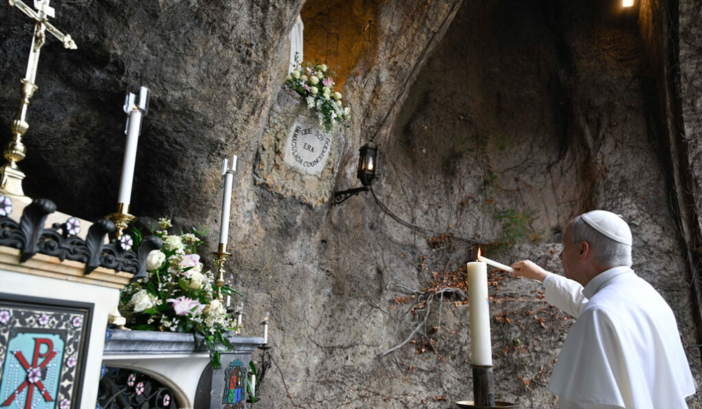 León XIV reza en la Gruta de Lourdes de los Jardines Vaticanos el pasado 11 de febrero.