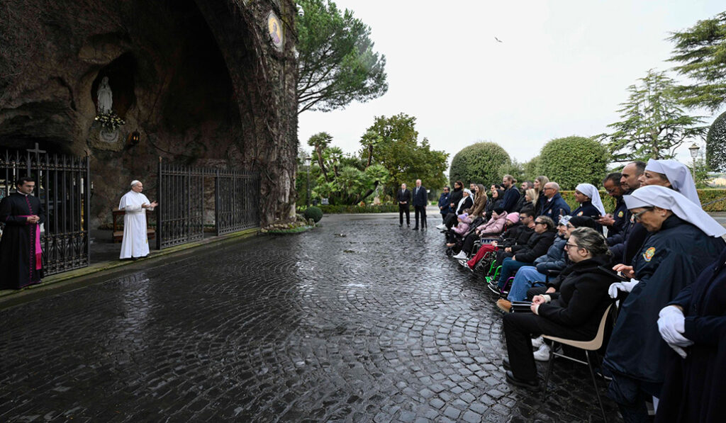 León XIV reza en la Gruta de Lourdes de los Jardines Vaticanos el pasado 11 de febrero.