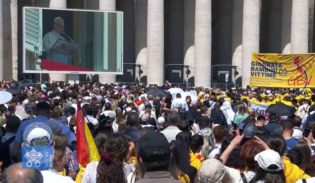 Asistentes al rezo del 'Regina caeli' en la plaza de San Pedro.