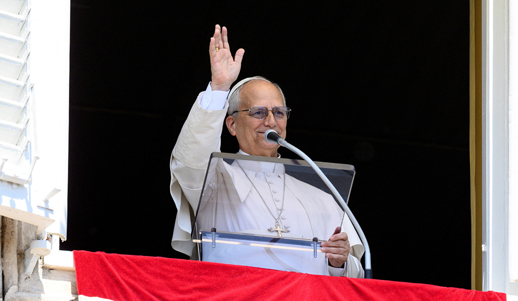 León XIV preside el rezo del 'Regina caeli'.