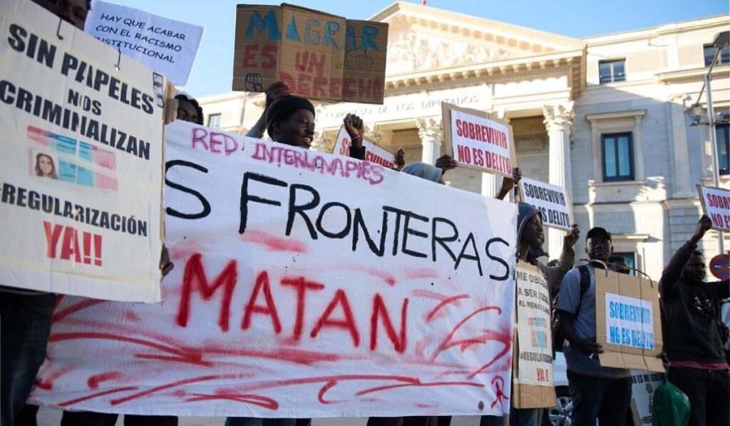 Varias personas se concentran frente al Congreso en defensa de la ILP RegularizaciónYa en 2024.