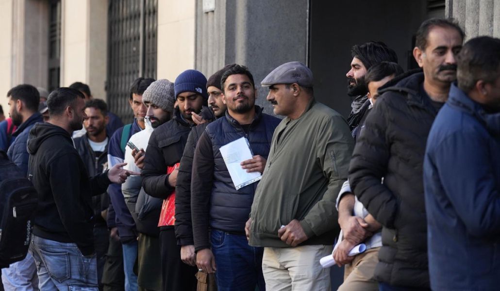 Colas para acogerse al nuevo proceso de regularización de migrantes, ante el Consulado de Pakistán en Barcelona.
