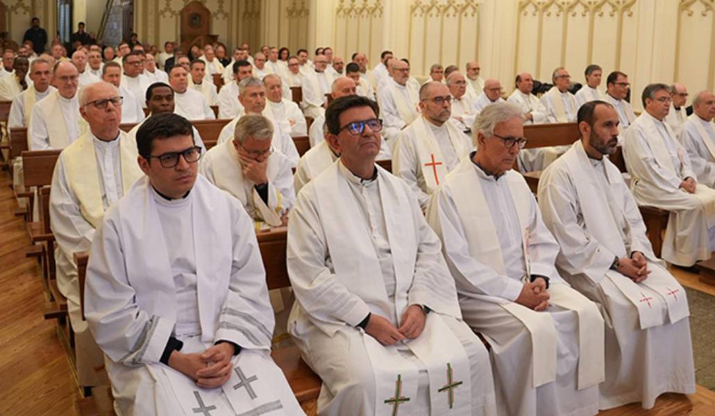 Los sacerdotes convocados durante la Eucaristía.