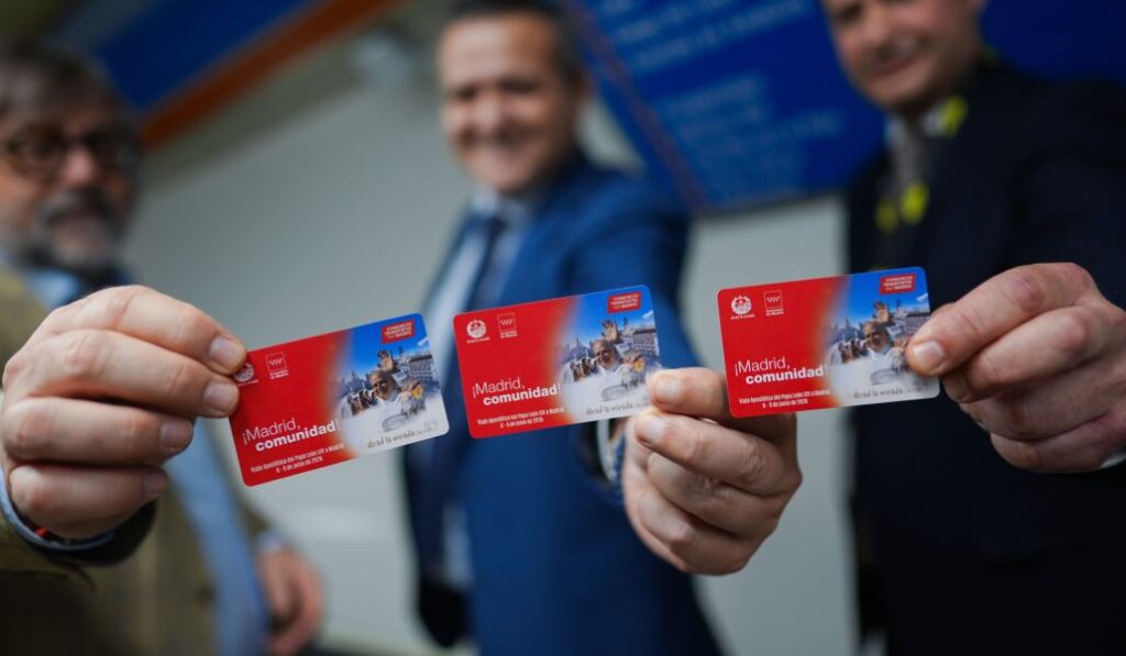 Responsables de Metro de Madrid con sus tarjetas.