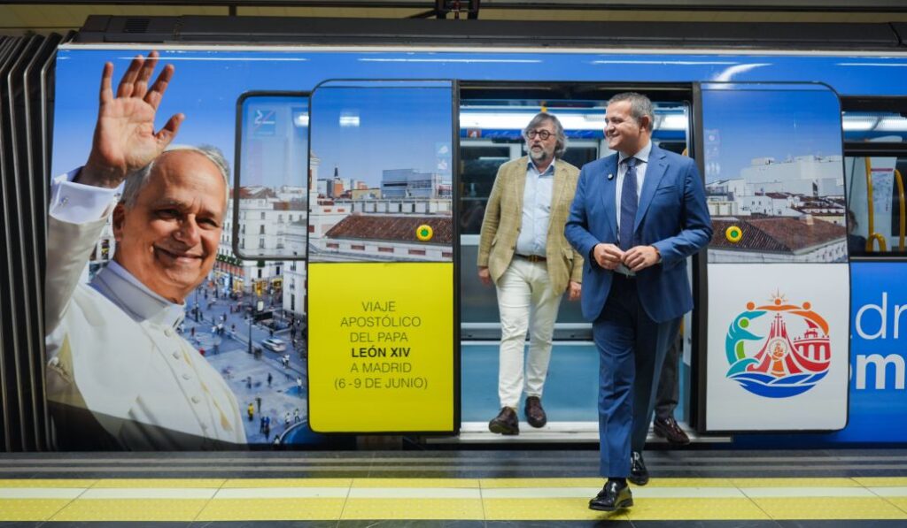 El consejero Jorge Rodrigo, a la derecha, se apea del tren vinilado.