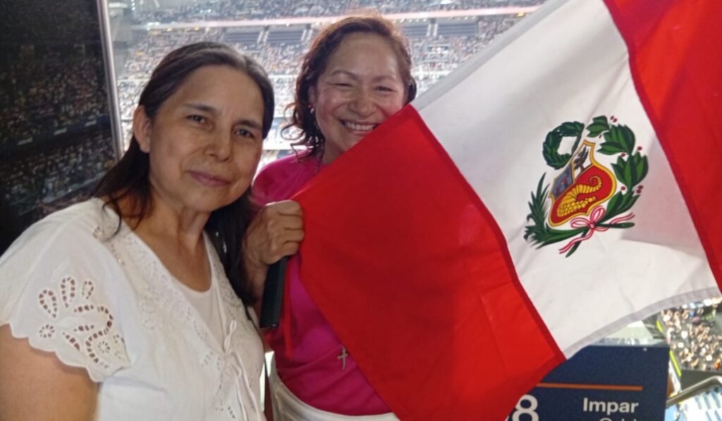 Lucinda y Berta con la bandera de Perú.