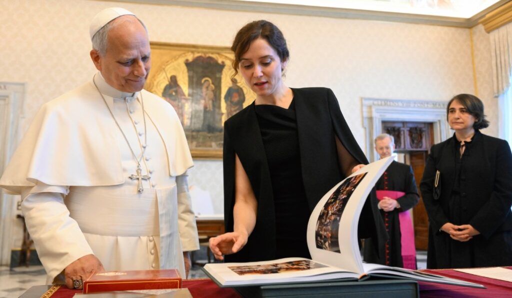 Ayuso muestra el Papa el libro con las tradiciones religiosas madrileñas. Foto: EFE.
