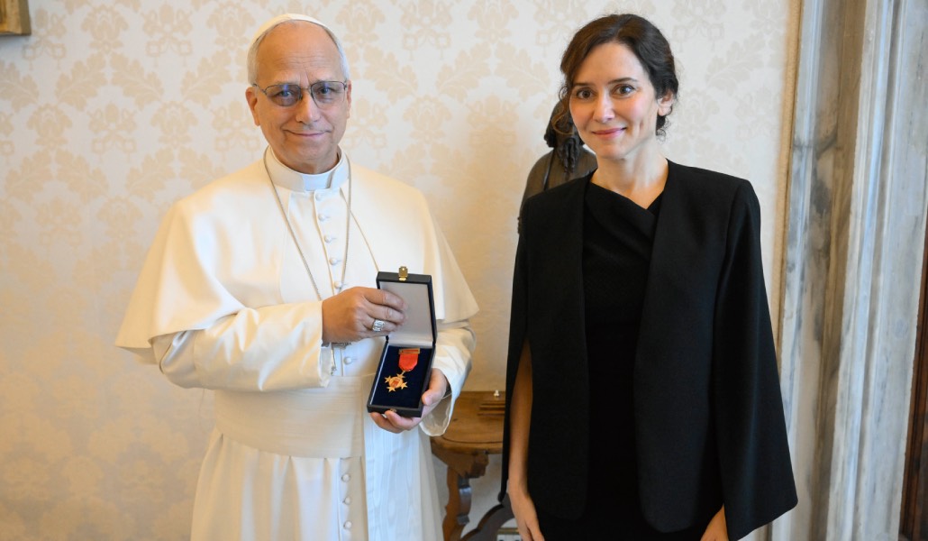 La presidenta autonómica ha entregado al Papa la Medalla de la Comunidad de Madrid.