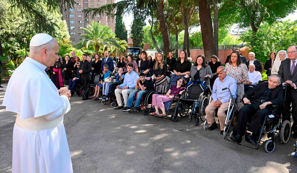 El Papa León XIV se reúne con un grupo de personas con discapacidades y enfermos, asistidos por organizaciones caritativas católicas y la Arquidiócesis de Madrid, antes de salir de la Nunciatura Apostólica para visitar el proyecto social CEDIA 24 Horas, en Madrid, España, el 6 de junio de 2026.