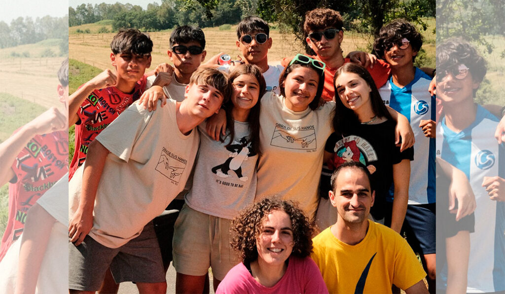 Fernando y su mujer (abajo) con algunos de los chavales a los que acompañan, en una salida.