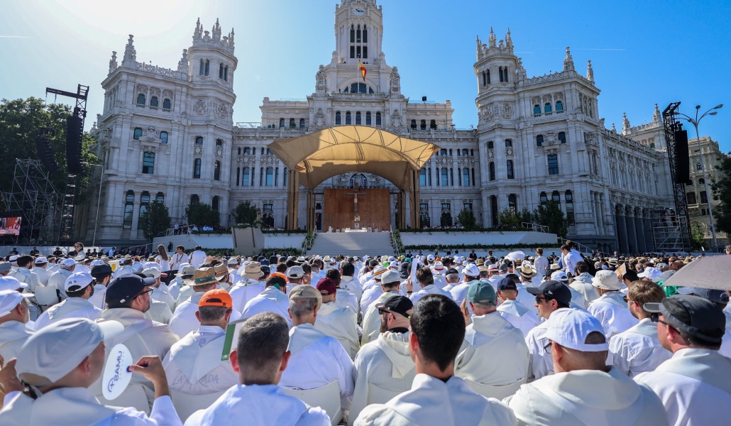 Sacerdotes en la plaza de Cibeles con motivo de la Misa del Corpus Christi con el Papa en Madrid.