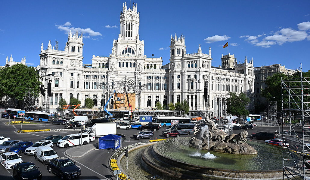 Preparación del altar en la plaza de Cibeles.