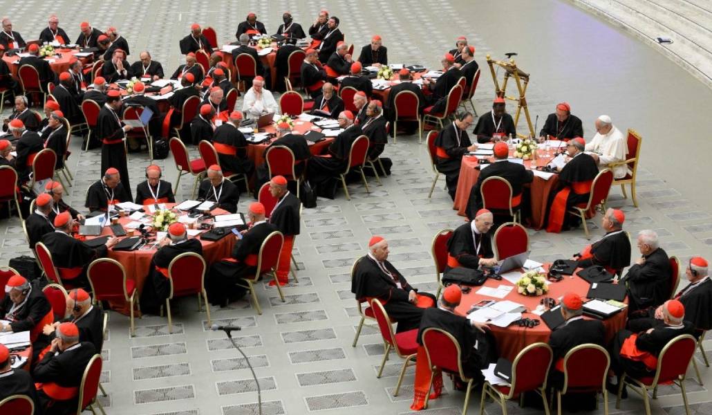 Los cardenales en un momento de trabajo junto al Papa.