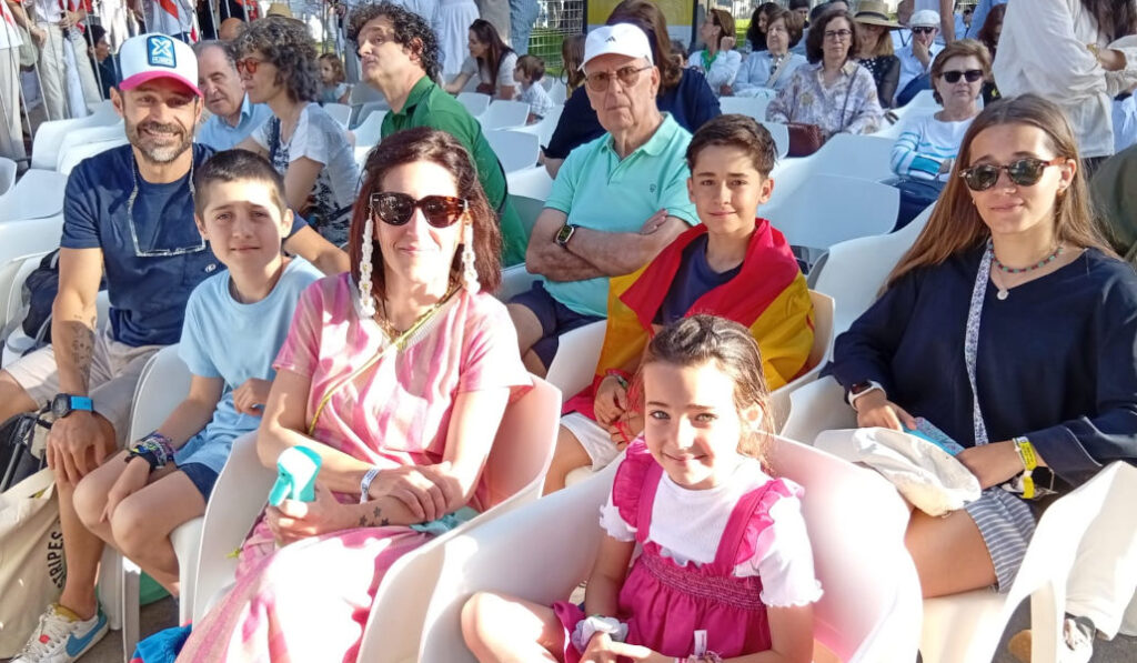 Martín, de azul, con su familia.