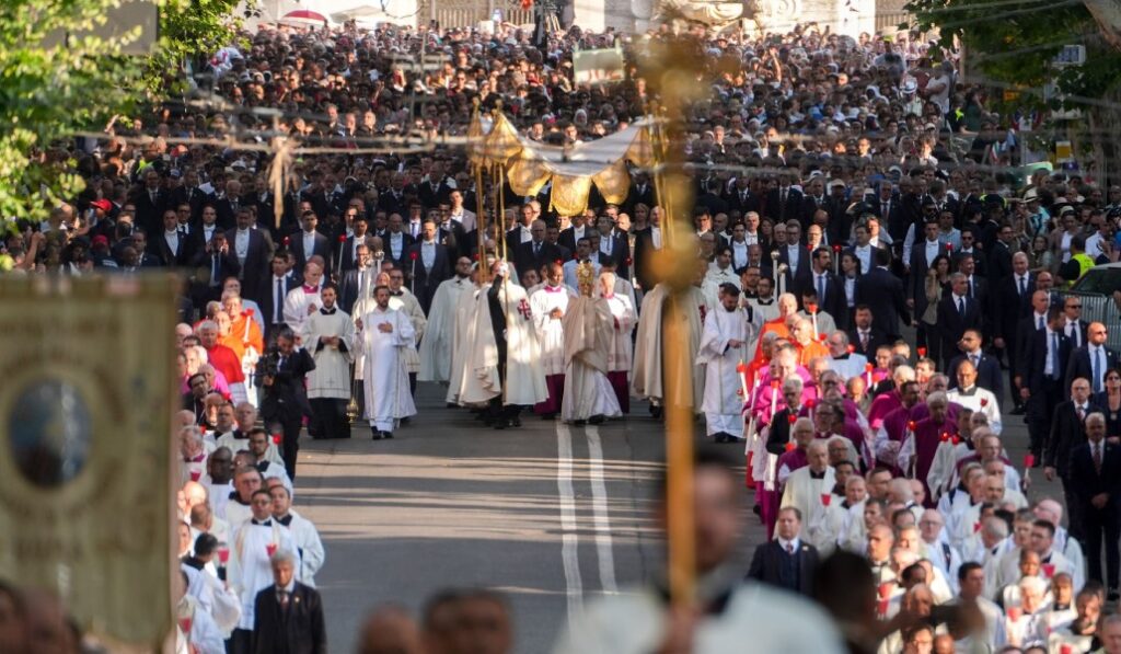 El Papa en procesión con el Santísimo, el año pasado en Roma. Foto. CNS.