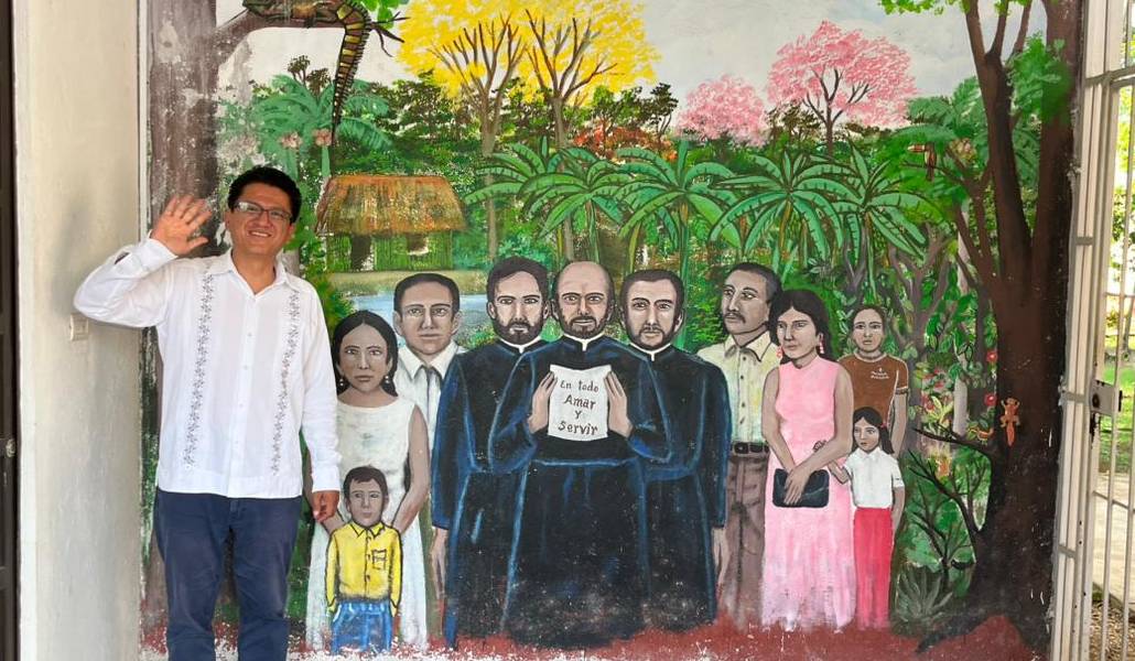 Atilano, frente a un mural de homenaje a los jesuitas.