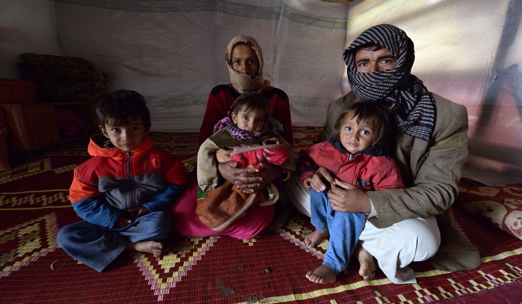En una fotografía de archivo, se ve a una familia siria desplazada dentro de su tienda de campaña en un campo de refugiados en la aldea de Jeb Jennine, en el valle de Bekaa, en Líbano. OSV News photo/Paul Jeffrey.