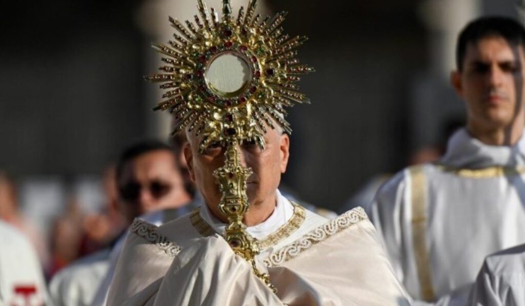 El Papa durante la procesión de Corpus del año pasado de San Juan de Letrán a Santa María la Mayor. Foto: Vatican Media.