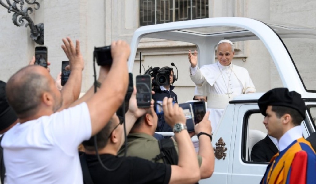El Santo Padre saluda a los medios durante su recorrido en papamóvil. Foto: Vatican Media.