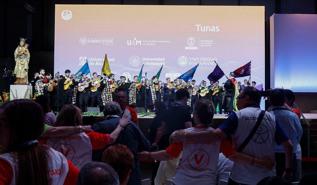 Las tunas de diversas universidades actúan durante el encuentro del Papa León XIV con los voluntarios en el IFEMA en Madrid, este martes.