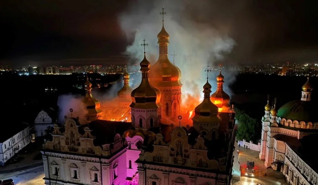 La catedral de la Dormición en Pechersk Lavra durante el incendio.