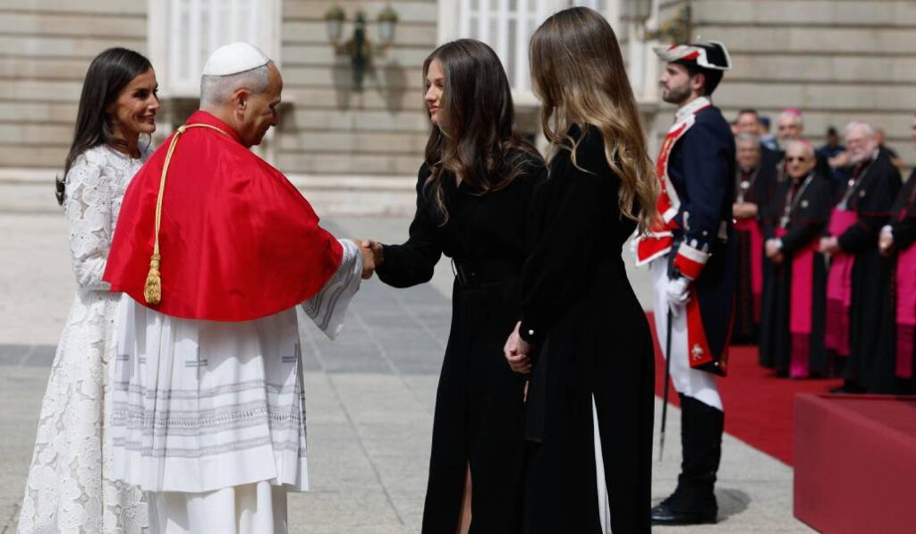 Es la primera vez que la princesa Leonor y la infanta Sofía se han encontrado con el Santo Padre.
