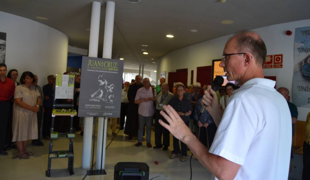 Nawojowski en la presentación de la muestra.