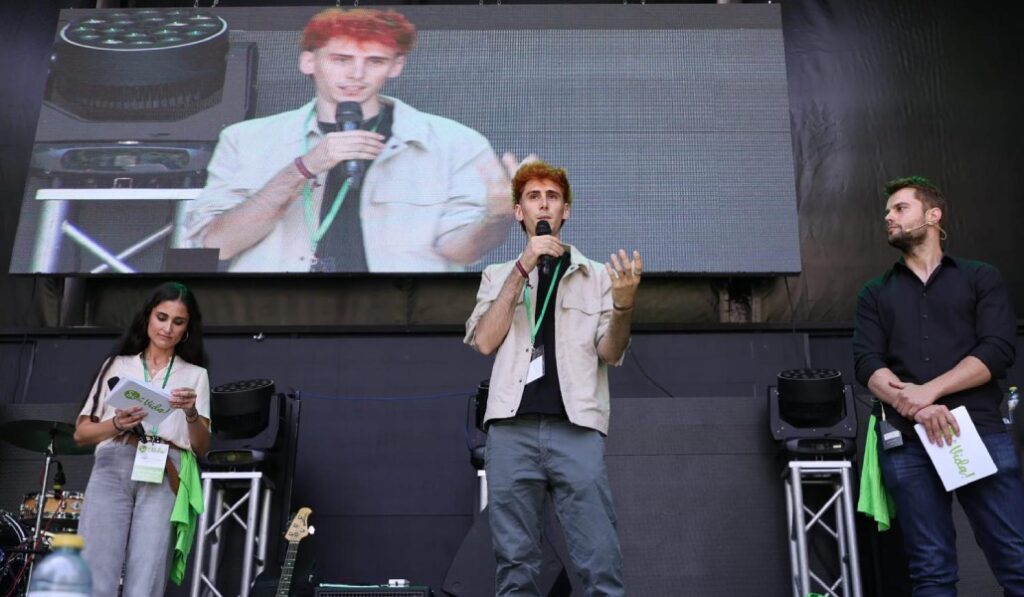 Kevin, durante su testimonio. Foto: Sí a la Vida.