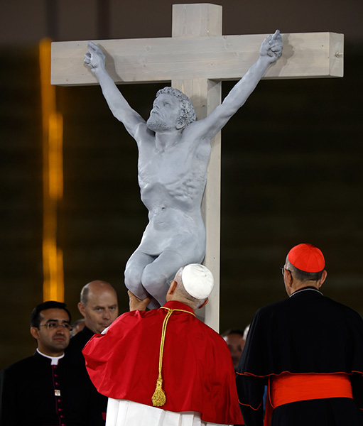 El Santo Padre besa el crucifijo durante la vigilia del pasado martes en Montjuic.