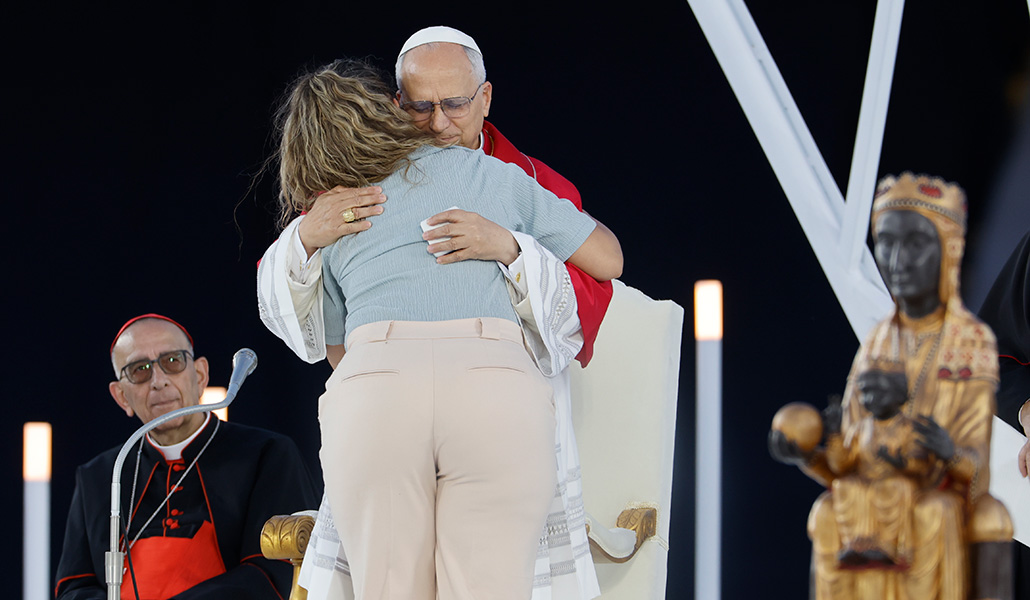 Abrazo del Pontífice a Carmina, que intentó suicidarse.