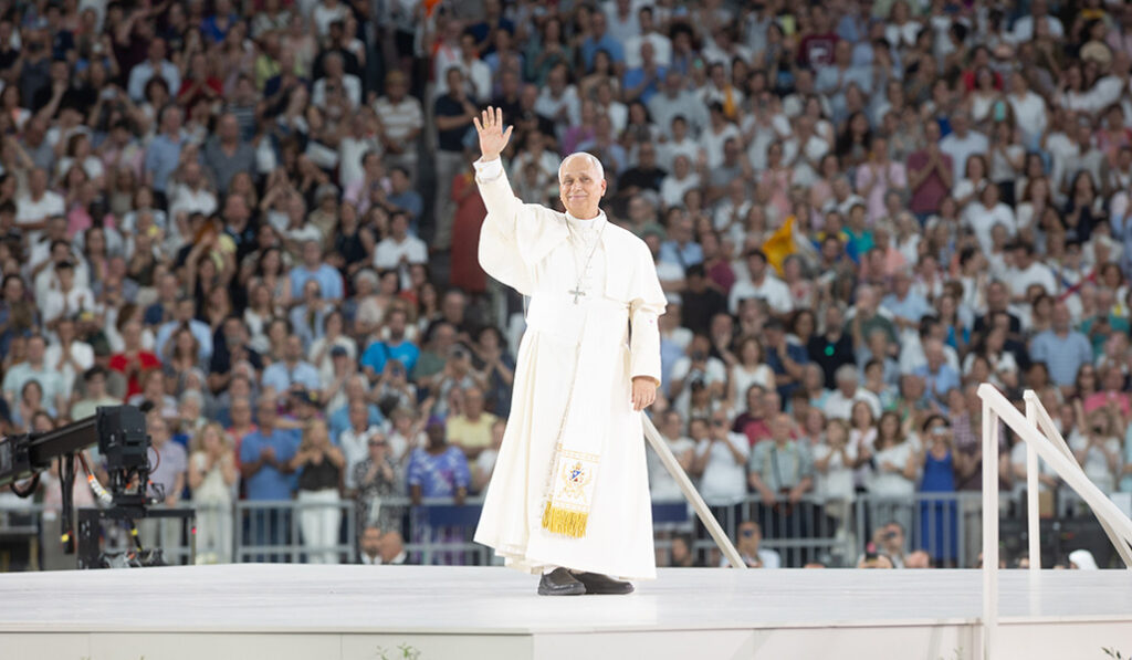 El Santo Padre saluda a la comunidad diocesana en el Estadio Santiago Bernabéu.