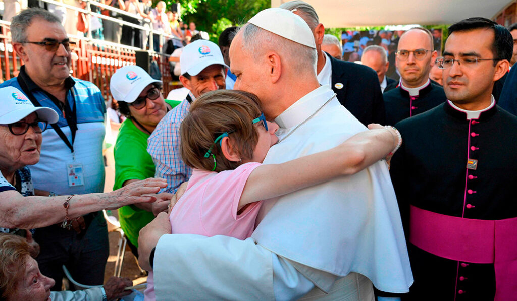 El Papa abraza a Olga Elvira, que cumplió su sueño. 