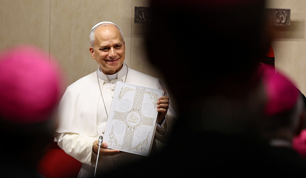 El Papa recibió de los obispos un evangeliario.
