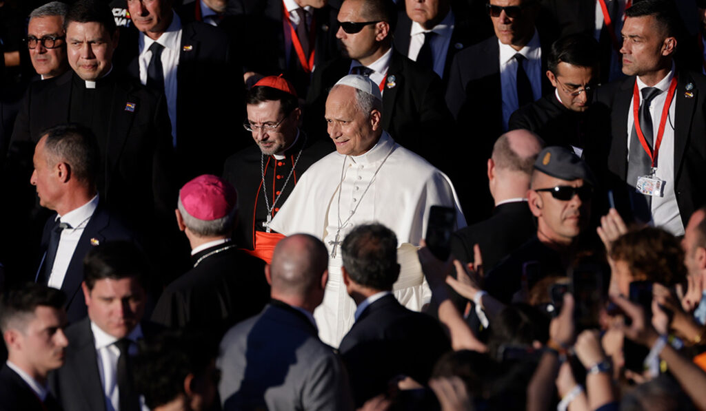 El Papa León XIV acompañado por el arzobispo de Madrid, el cardenal José Cobo, a su llegada a la plaza de Lima antes de la Vigilia de Oración con jóvenes.