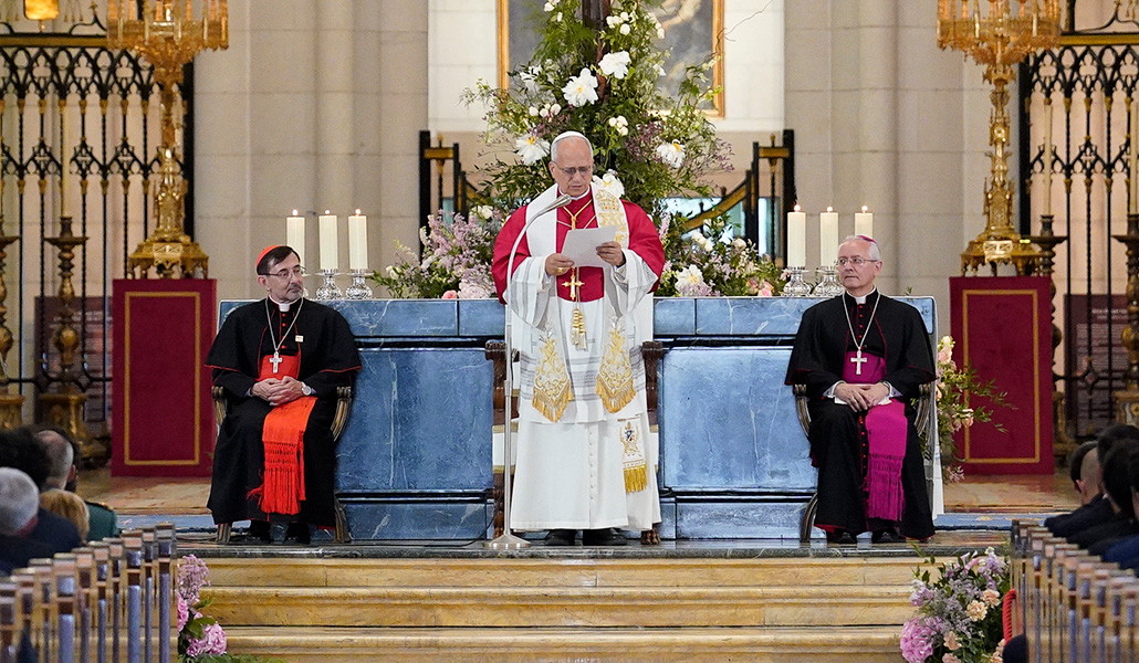 El Papa León XIV, con el cardenal Cobo y el obispo Ravelli, durante la oración y homenaje a la Virgen de la Almudena, en la catedral.