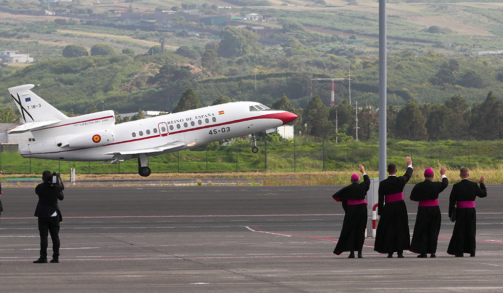Cuatro obispos del séquito papal despiden el Falcon del Papa.