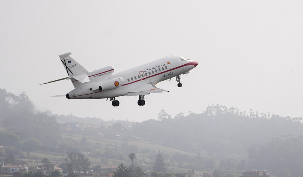 El Falcon proporcionado por el rey Felipe VI sale del aeropuerto de Tenerife Norte-Los Rodeos y lleva al Papa León XIV a Roma al concluir su viaje apostólico en España.