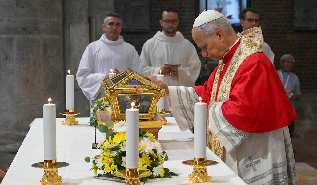 El Papa León XIV venera las reliquias de San Agustín durante una reunión con obispos, clérigos y dignatarios en la basílica de San Pietro in Ciel d’Oro, que alberga los restos del santo, en Pavía, Italia, el 20 de junio de 2026.