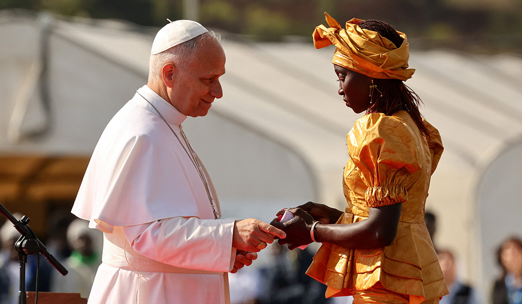 El Papa León XIV saluda a Bousso Diouf en Las Raíces.