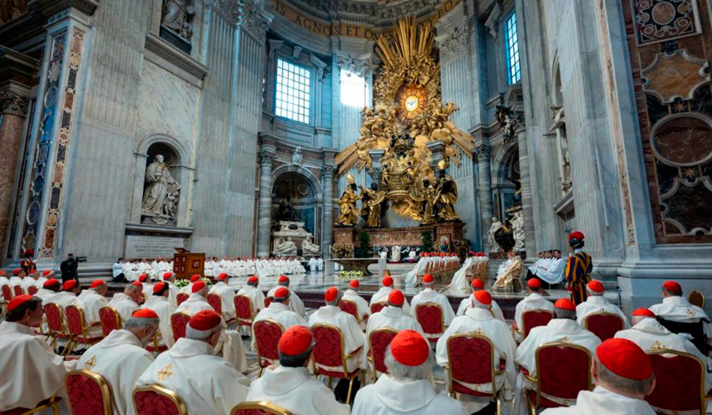 Un momento de la Misa de inicio del consistorio, en torno a la cátedra de san Pedro.