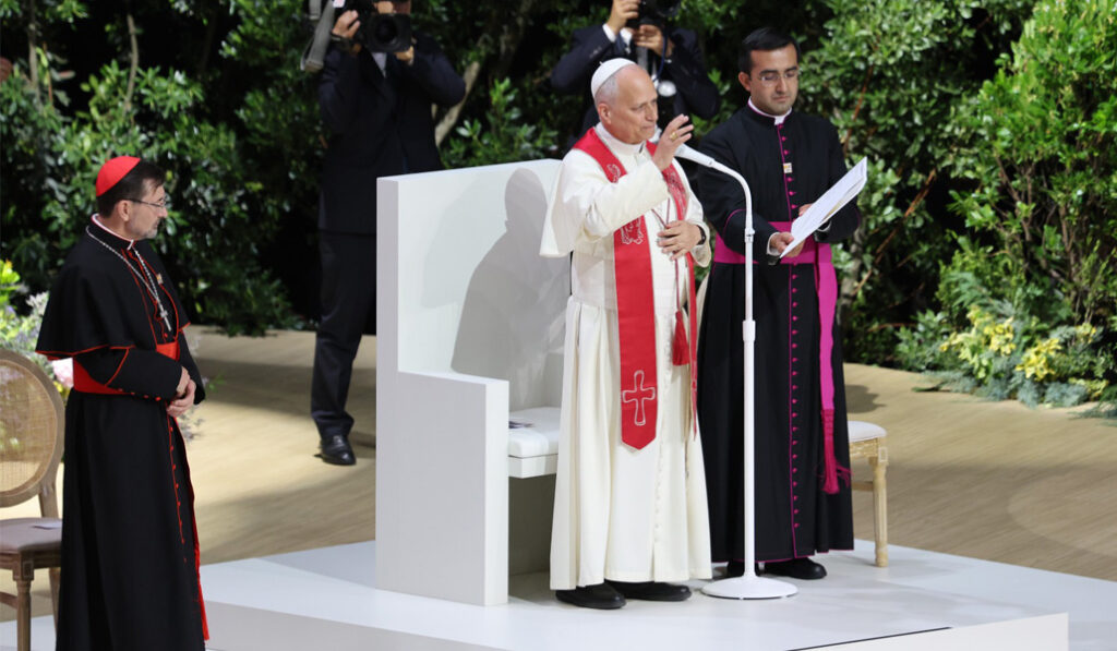 El Santo Padre imparte la bendición final.