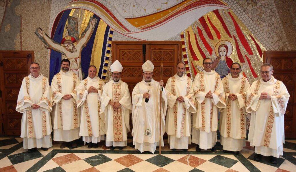 Los nuevos diáconos permanentes con el cardenal y el obispo auxiliar Vicente Martín.